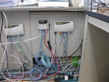 オフィスの配線_400p